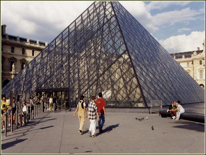Paris - Pyramide du Louvres
