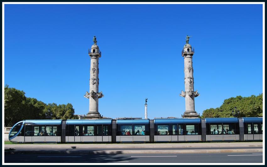 Bordeaux - Le tram devant les Quinconces.