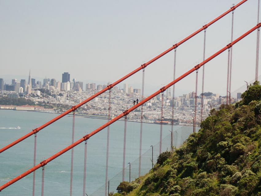 petis hommes sur le Golden Gate