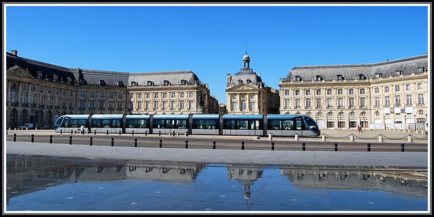 Bordeaux - Le tram devant la place de la Bourse