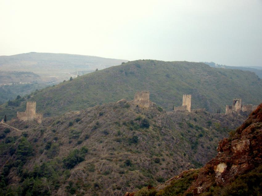 chateau de lastourdu haut de la montagne