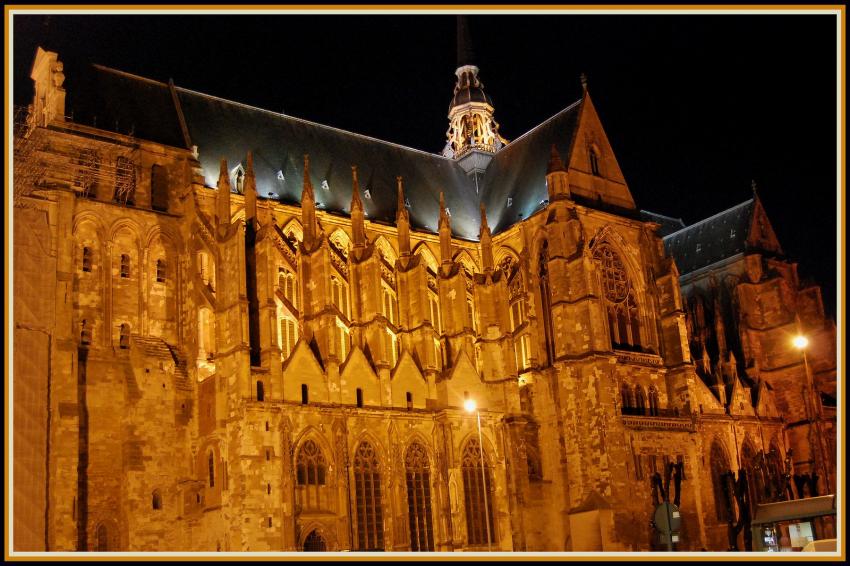 St-Quentin (02) La basilique la nuit