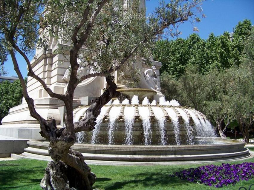 Fontaine sur la Plaza de Espaa (Madrid).