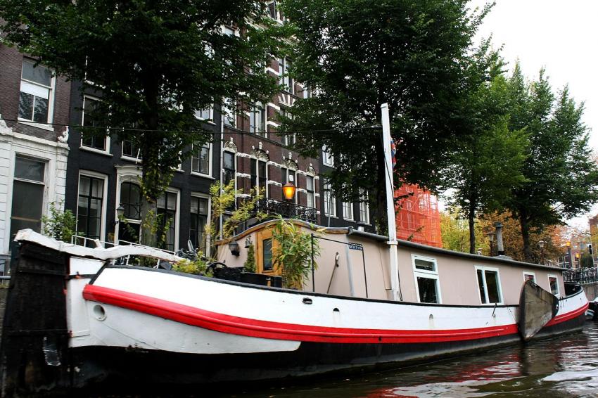 Amsterdam (38) Bateau, maison ?