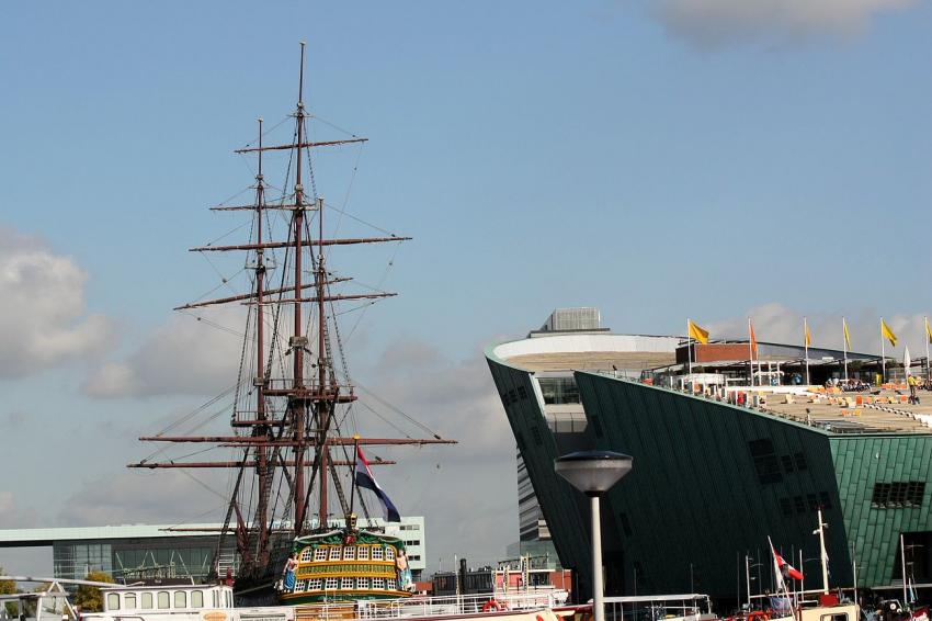 Amsterdam (137) Le vieux navire et le nouveau navi