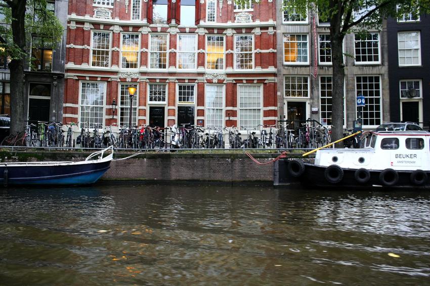 Amsterdam (36) Immeuble et bateaux