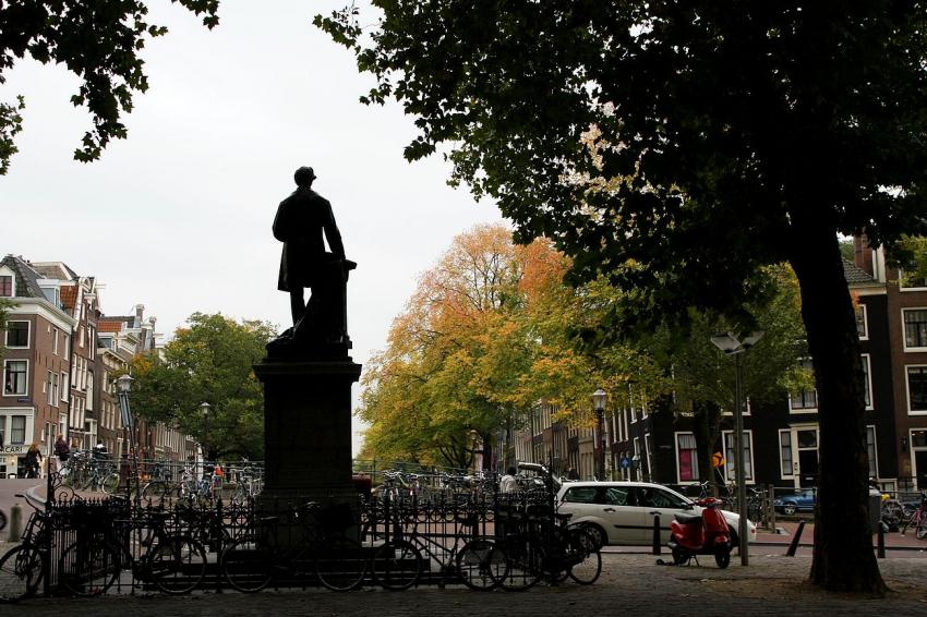 Amsterdam (52) Statue
