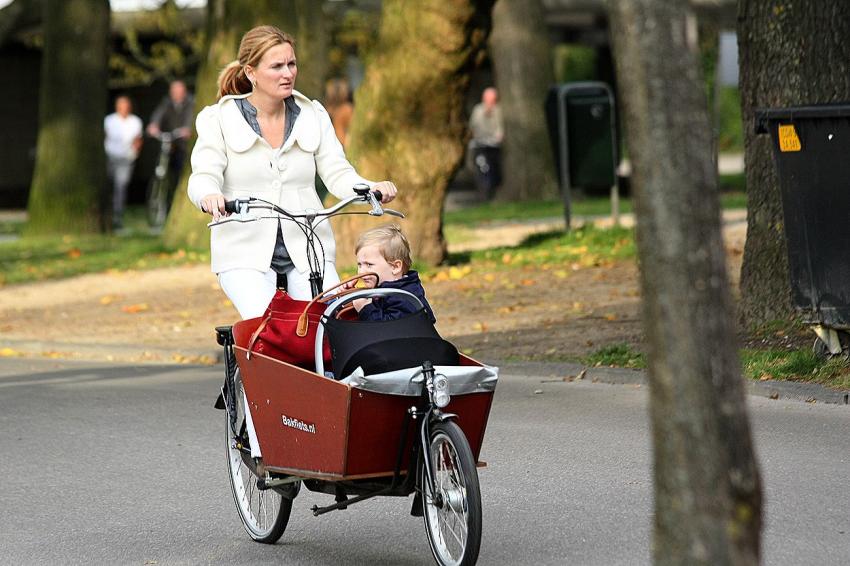 Amsterdam (143) Cyclistes : maman... C'est quoi...