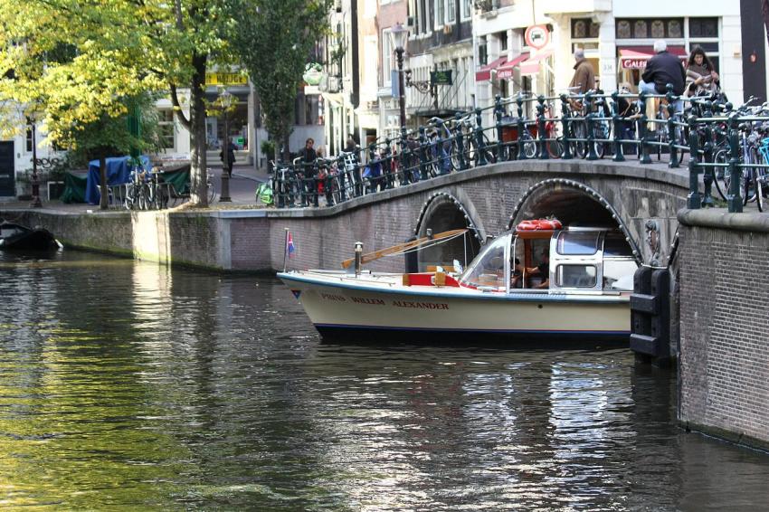Amsterdam (131) Il suffit de passer sous le pont..