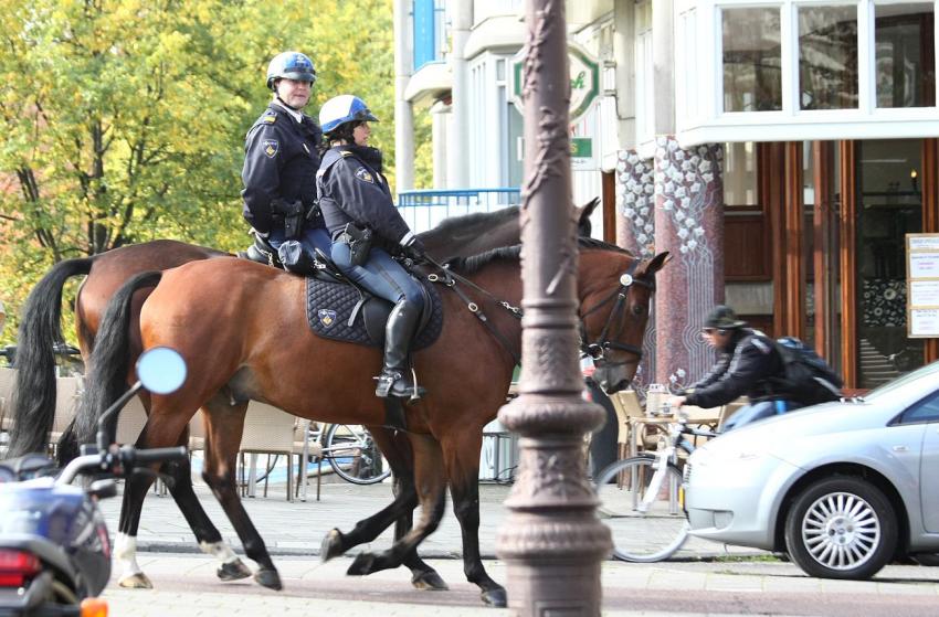 Amsterdam (125) La police monte m'a  l'oeil...