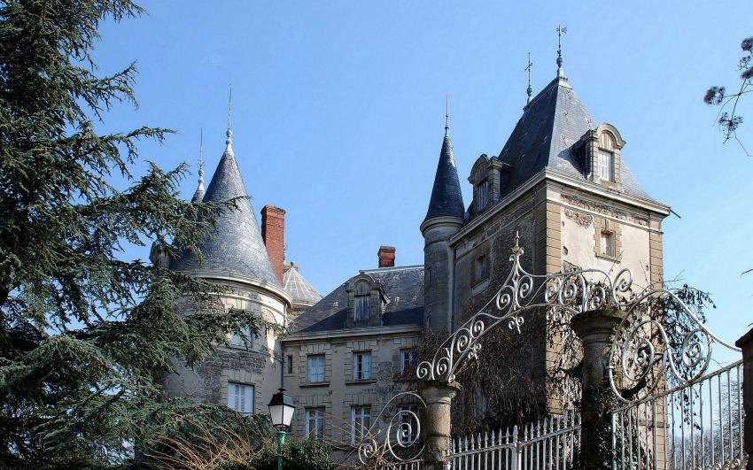 chateau de saint Bonnet les Oules ,Loire 42