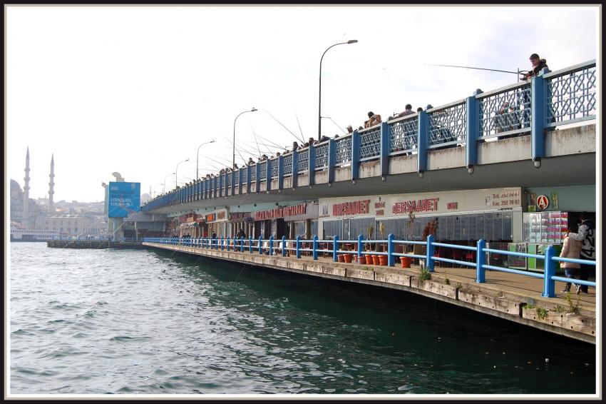 Istanbul - Pont sur la Corne d'Or et les pcheurs