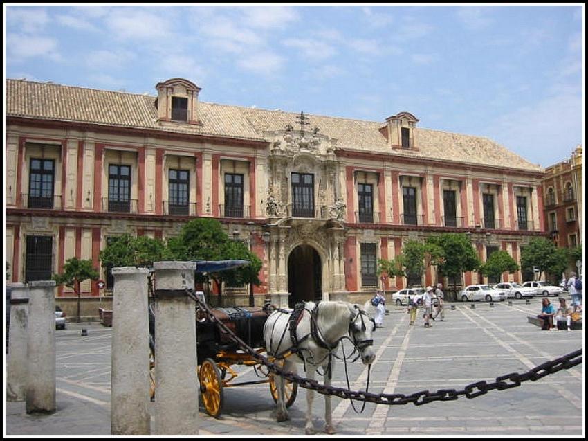 Une place  Sville (Andalousie)