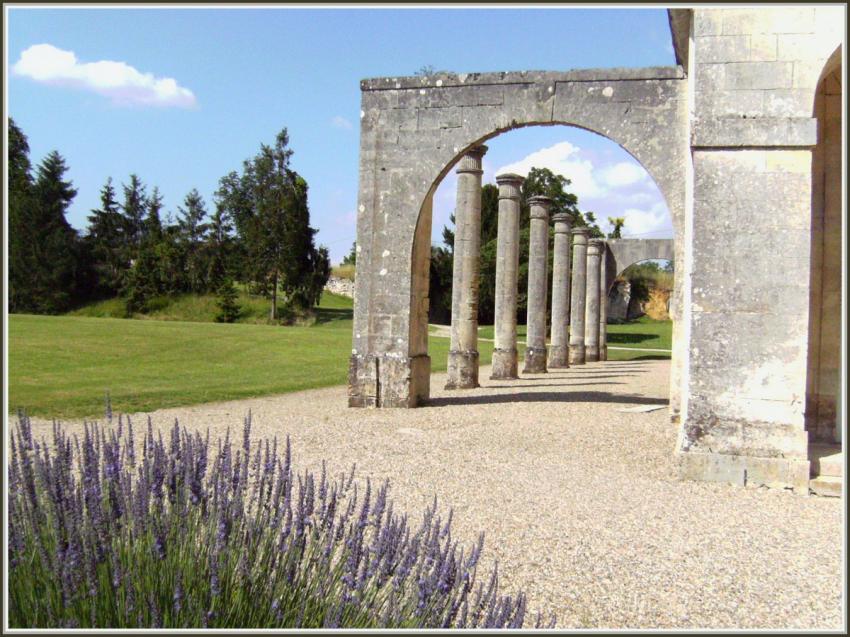 Chateau du Bouilh (Gironde) Colonnade