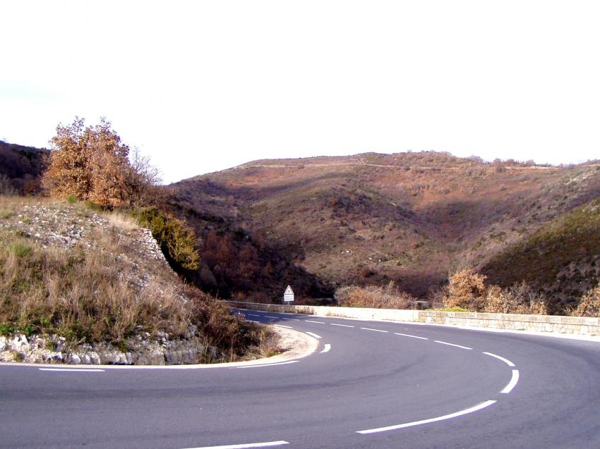 une route au tour de la montagne