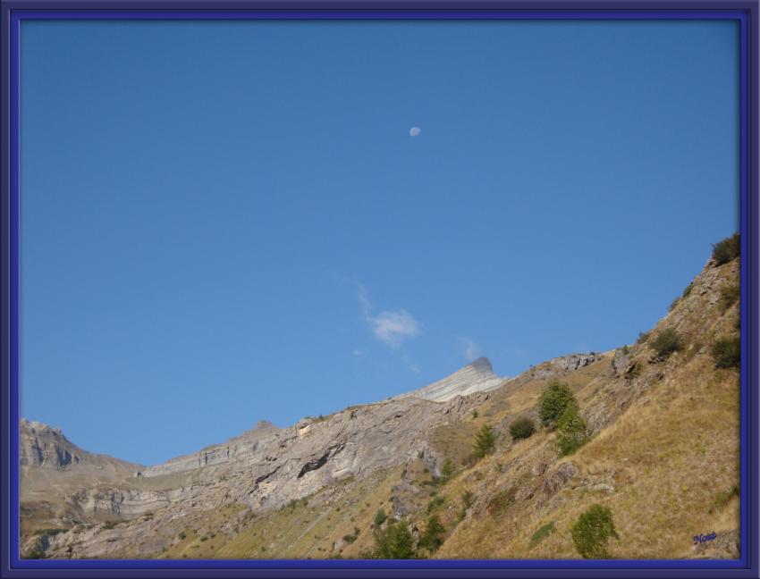 La lune dans le ciel bleu