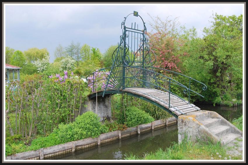 Amiens (80) Passerelle dans les Hortillonnages