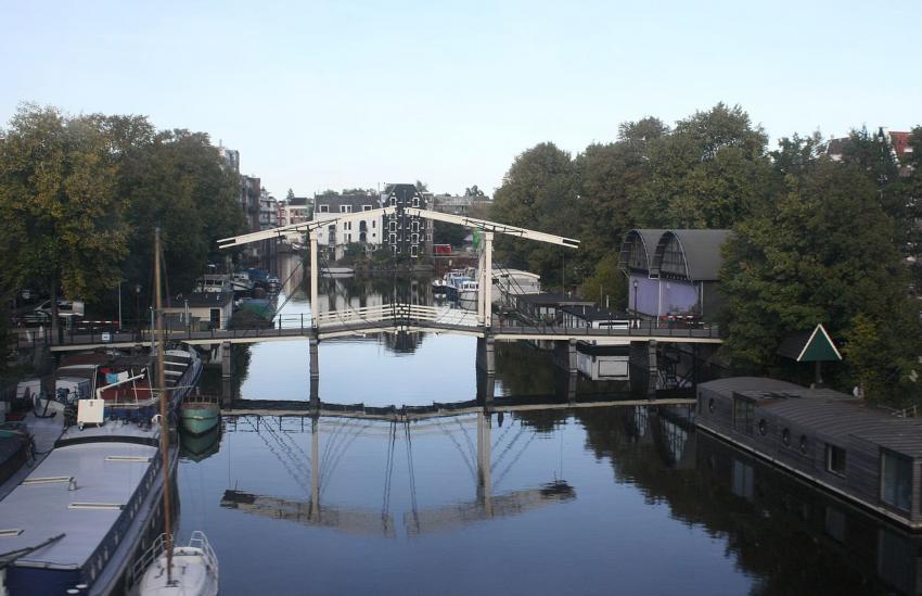 Amsterdam (134) Pont-levis dans quartier excentr