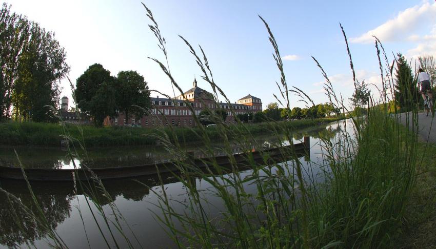 Le collge de Zillisheim au bord du canal du Rhne