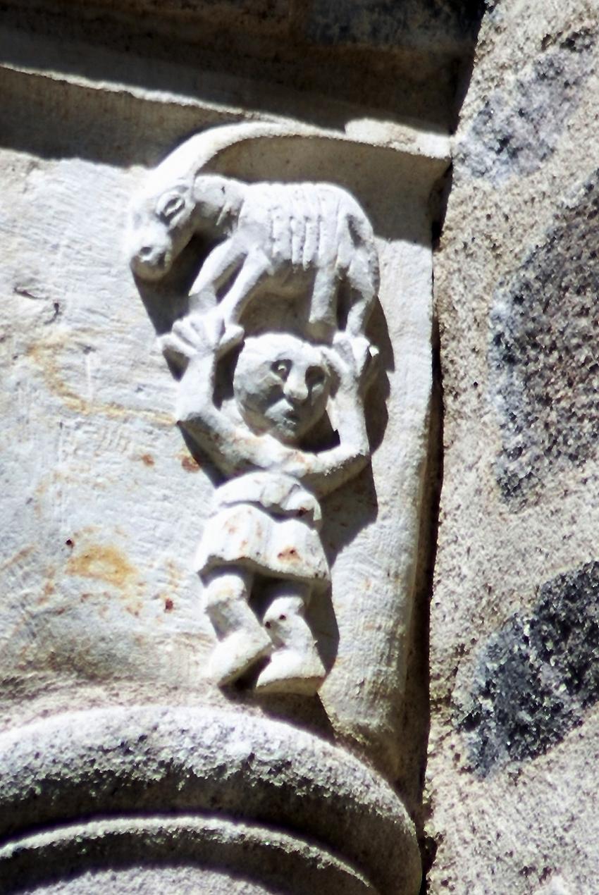 detail des colonnes du cloch de st Rambert