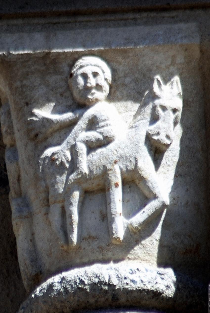 detail des colonnes du cloch de st Rambert