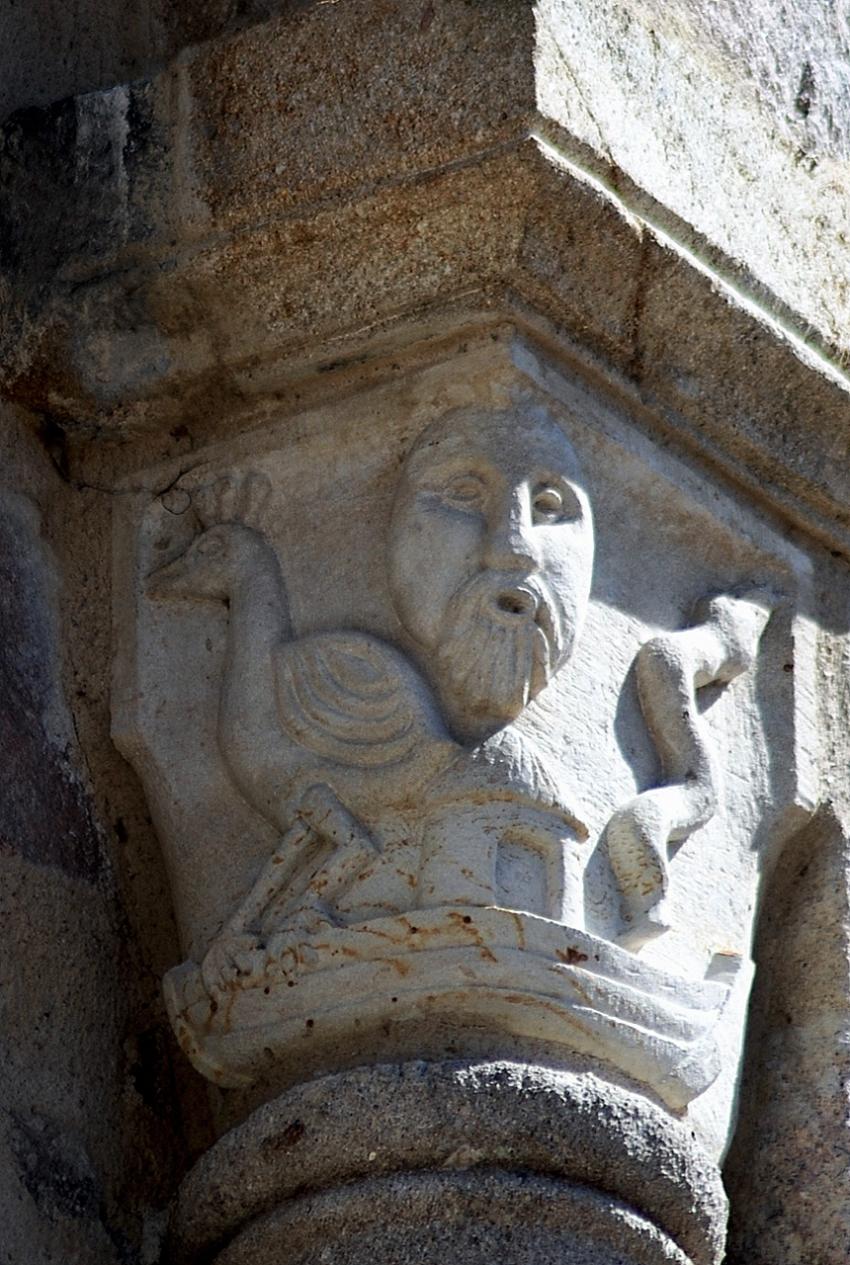 detail des colonnes du cloch de st Rambert
