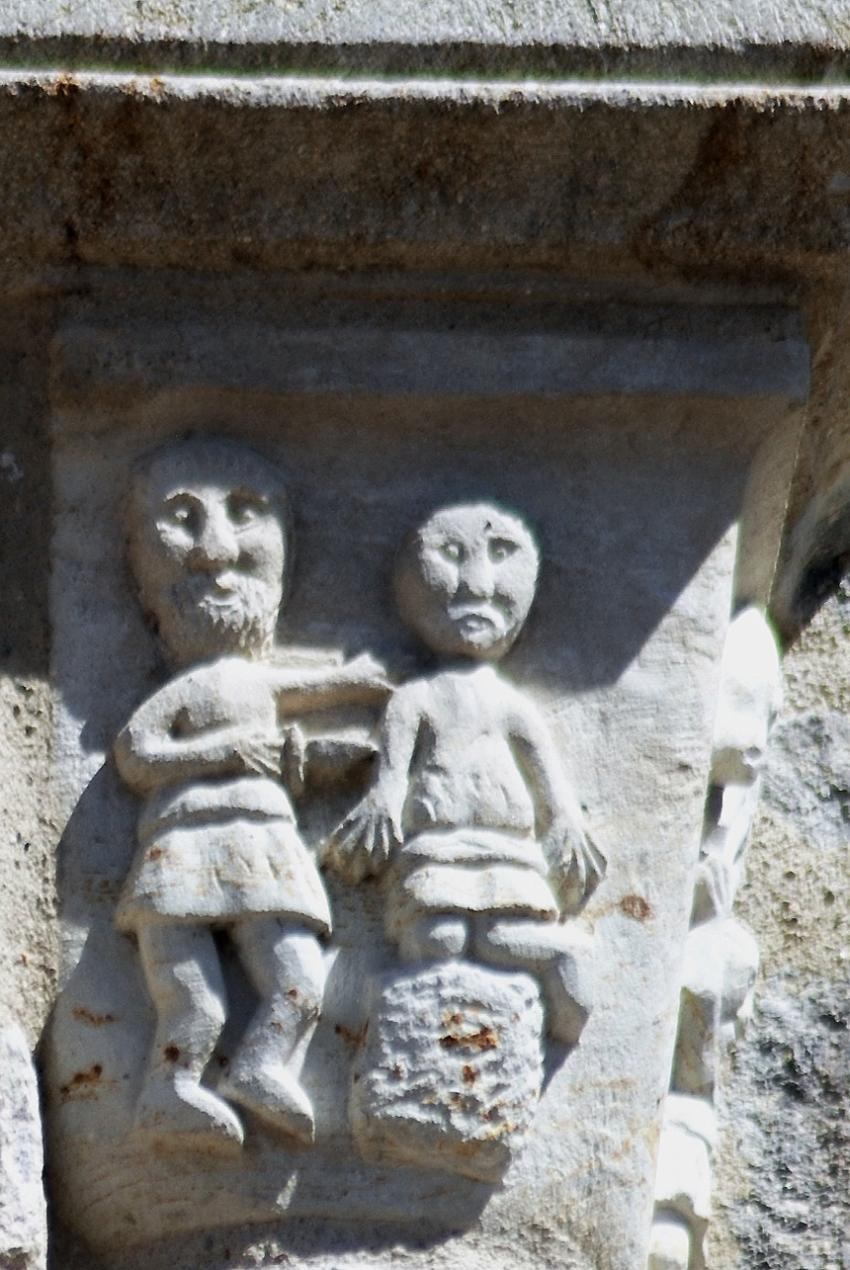 detail des colonnes du cloch de st Rambert