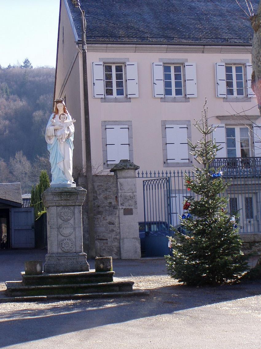 statue et sapin de brassac