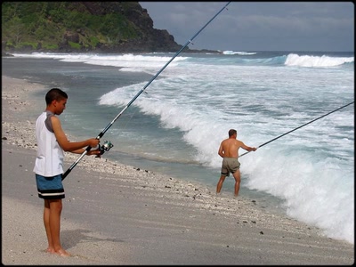 Pêcheurs sur la plage de Manapany Les Bains...