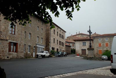 Place du bourg de Verrieres en Forez
