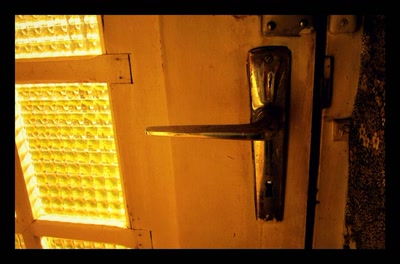 qu'y a-t-il derrière la porte?